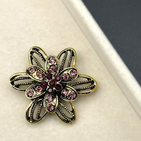 Yellow Gold with Light and Dark Purple Amethyst Crystal Flower Pin Back Brooch - Picture 4 of 7